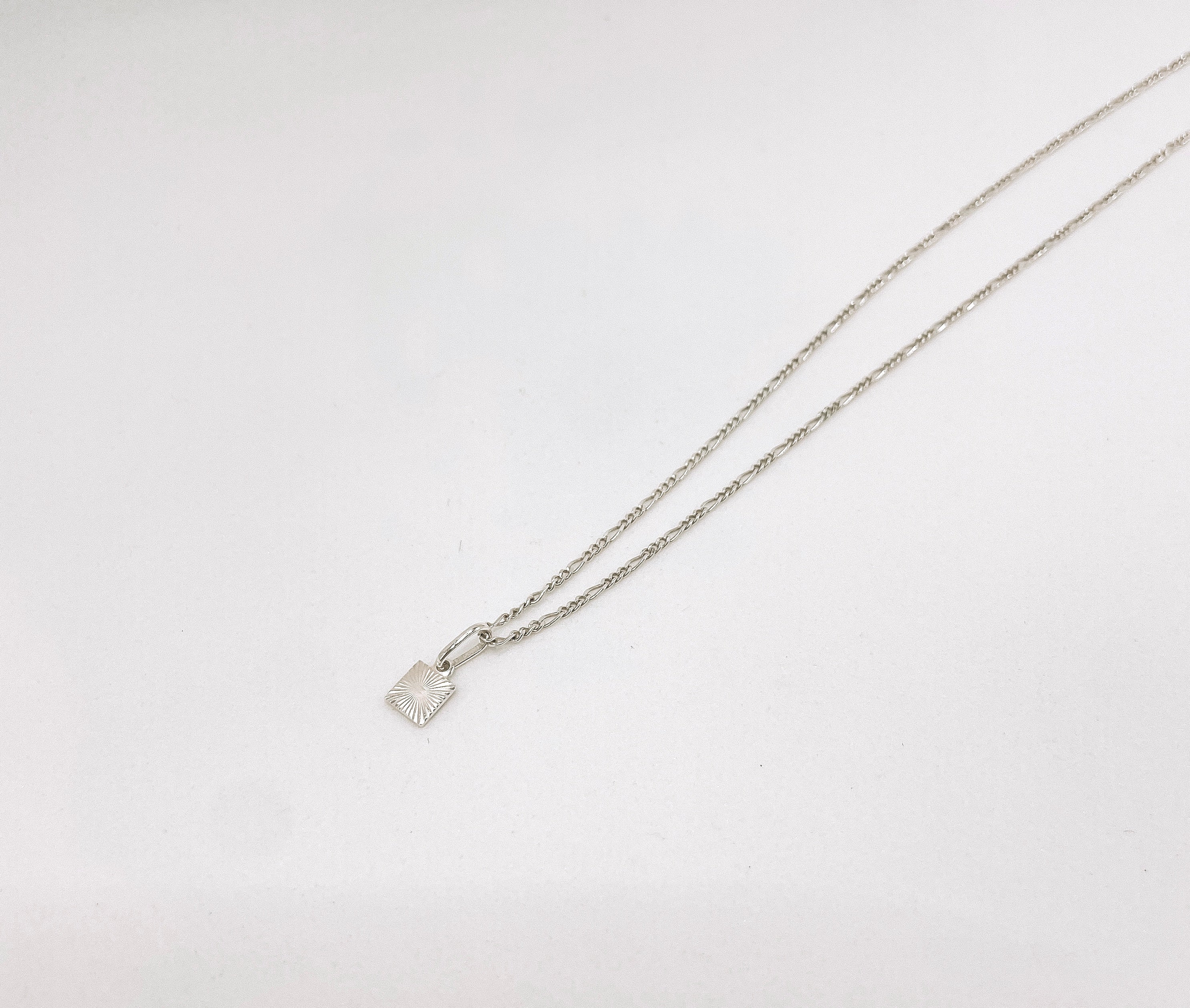 Colar com Pingente Sol Retangular Prata 925