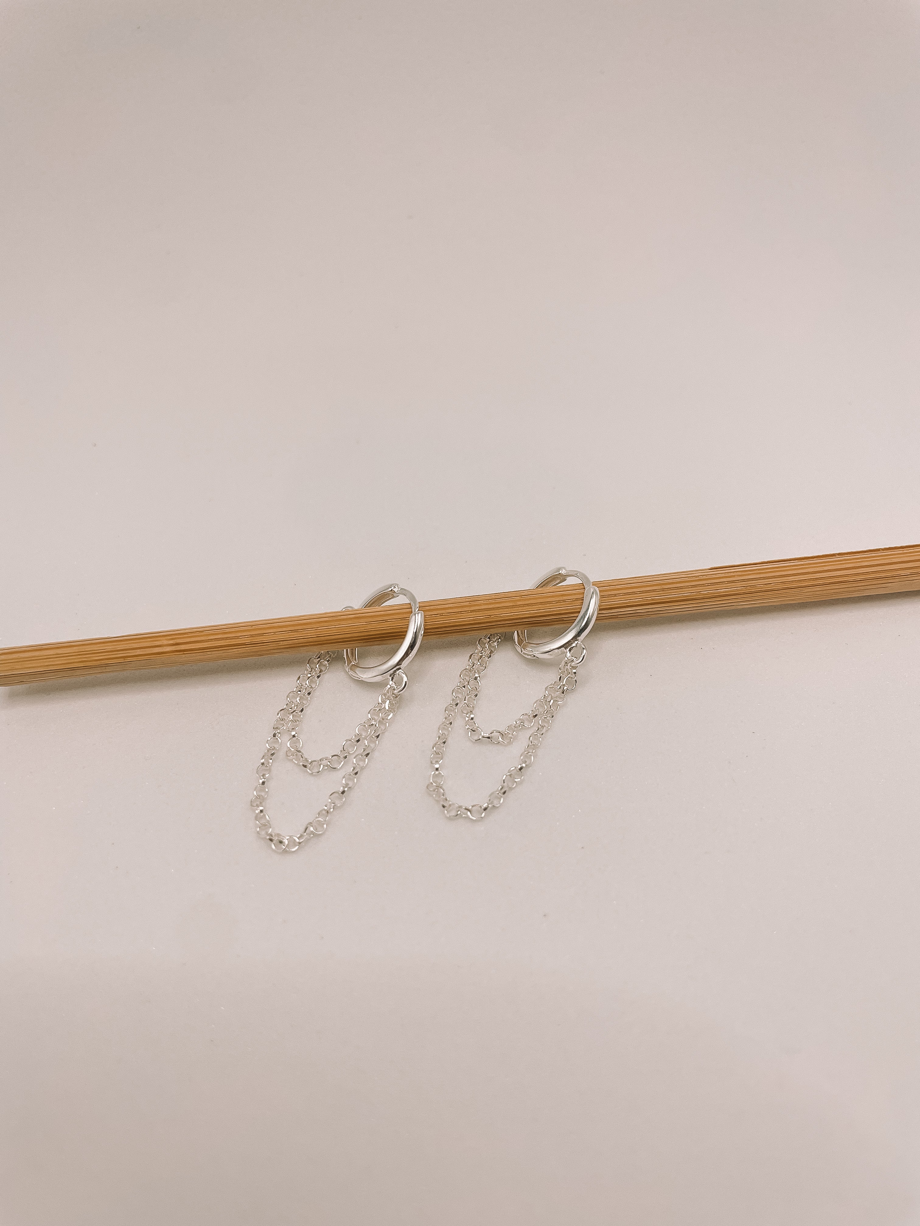 Brinco Argola Click com Correntes Prata 925 image 1
