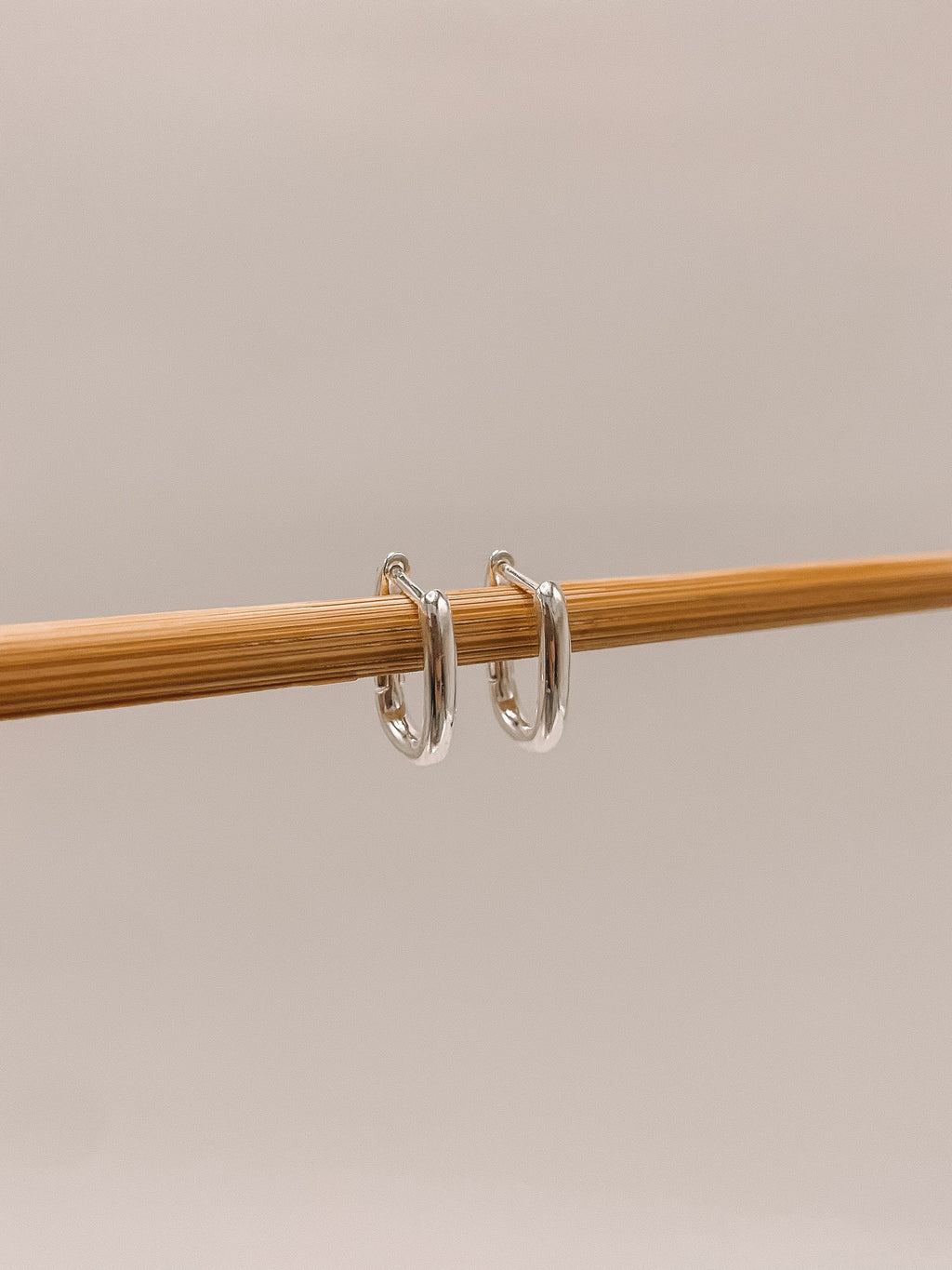 Brinco Argola Click com Formato Oval 2mm x 1.4cm