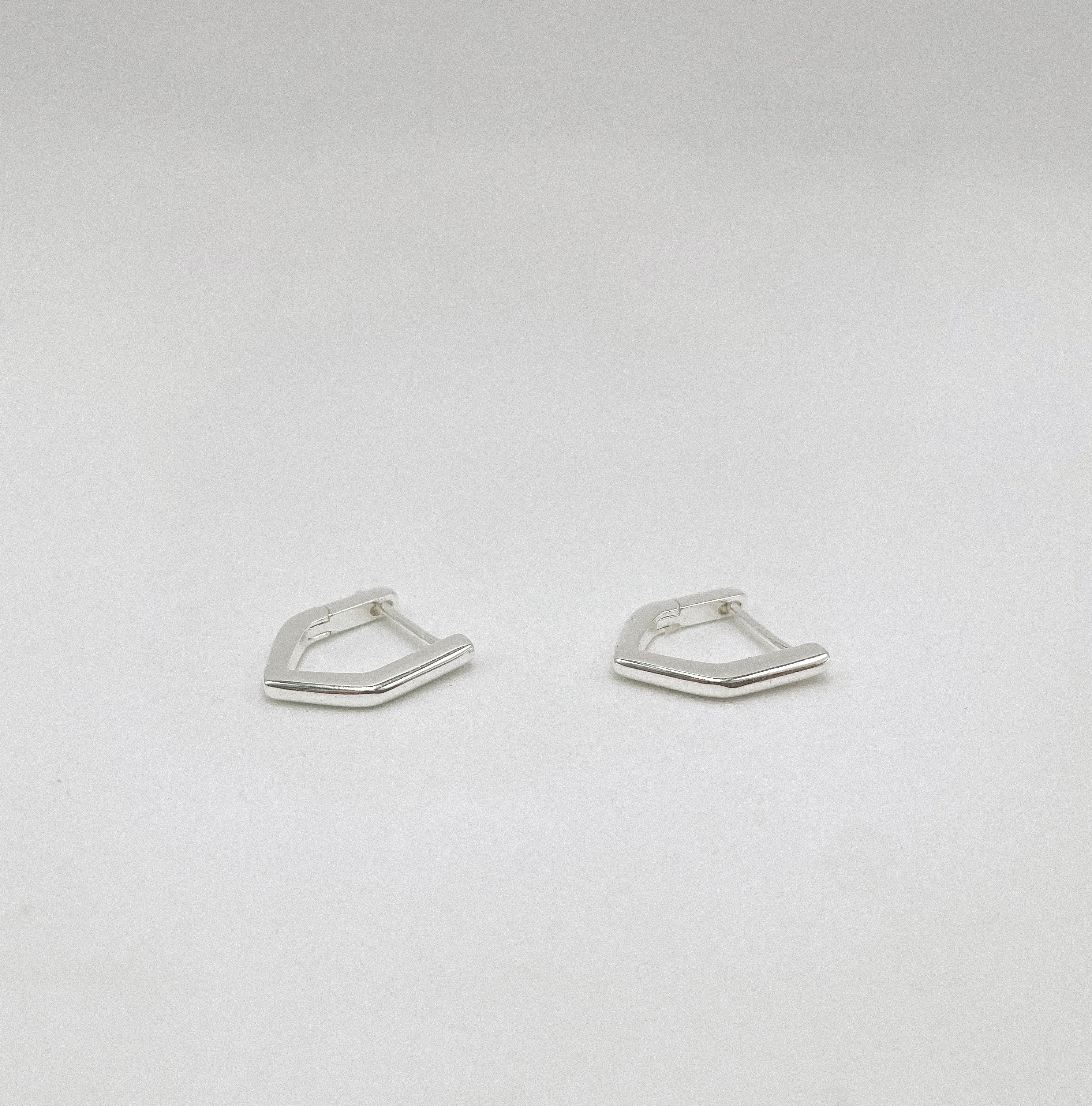 Brinco Argola Click com Formato Triangular 2mm x 1.6cm