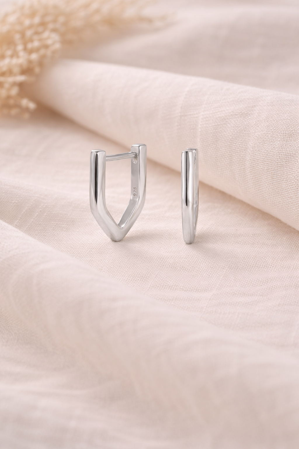Brinco Argola Click com Formato Triangular 2mm x 1.6cm
