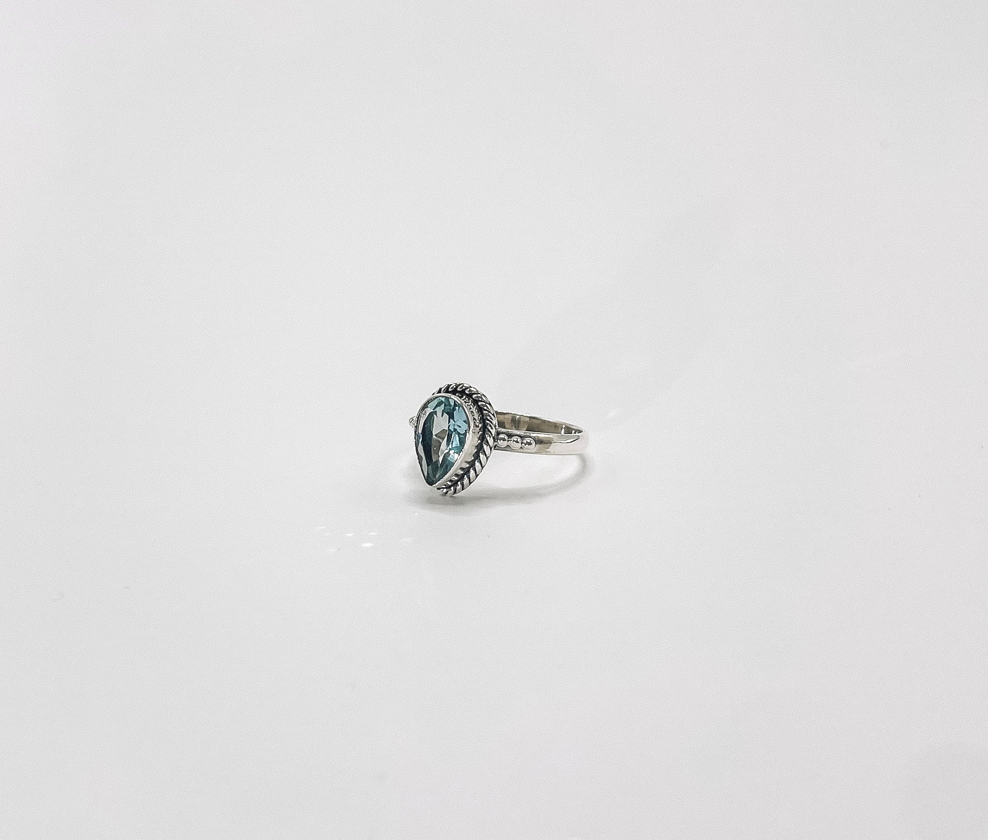Anel Topázio Azul Gota Prata 925